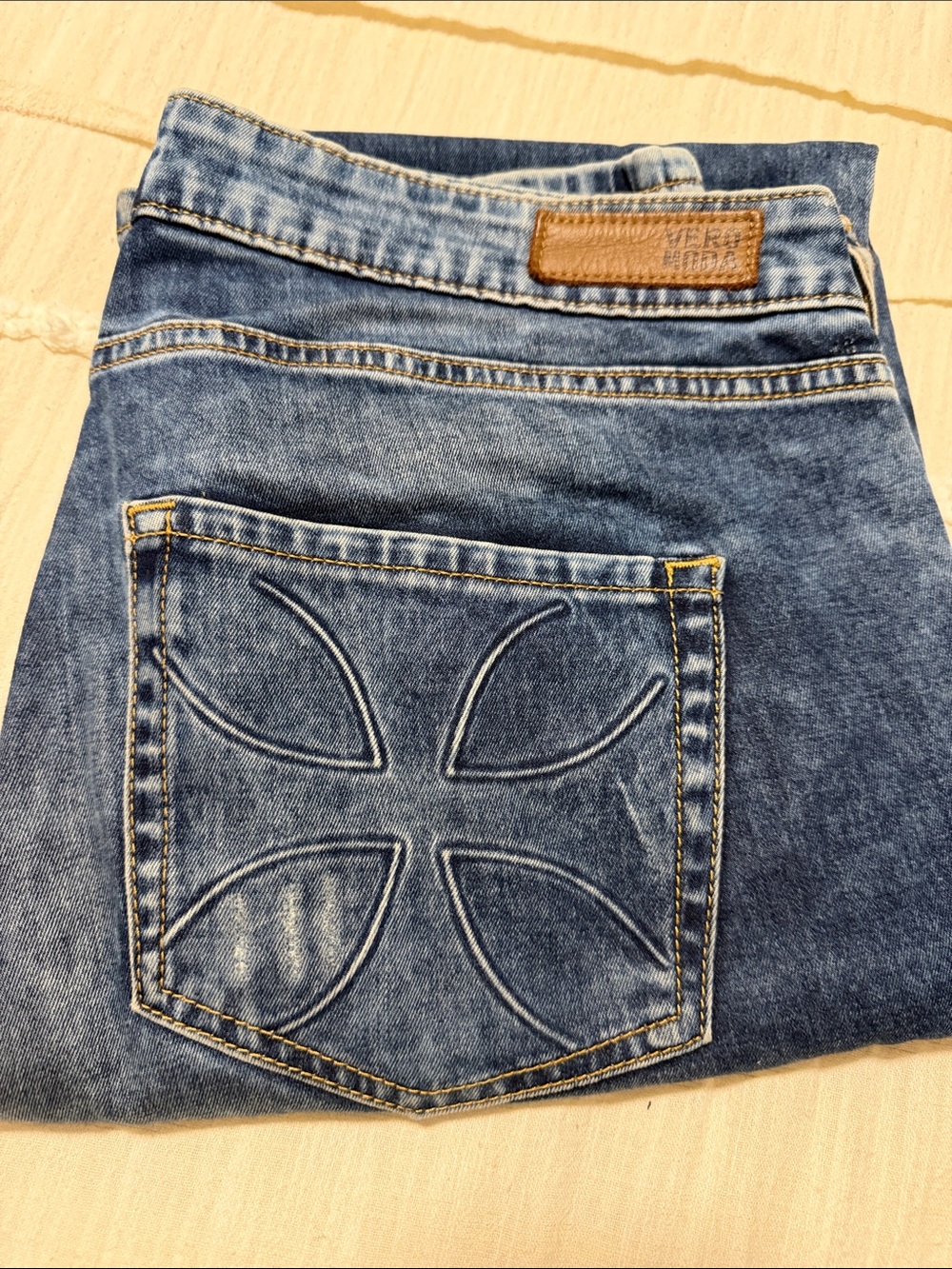 Vero Moda Blue Straight-Leg Jeans with Embroidered Back Pocket